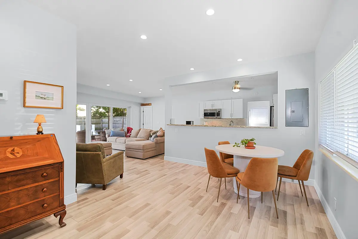 Foyer Breakfast area at 640 W ILEX Drive, Lake Park