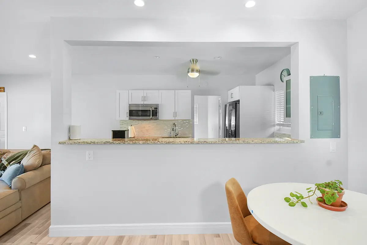 Kit Breakfast area at 640 W ILEX Drive, Lake Park