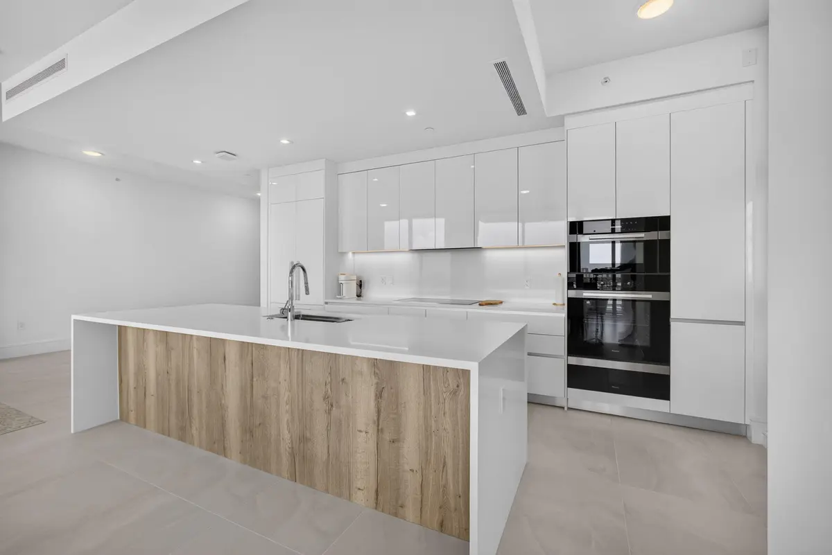 18-web-or-mls-5D1A9101 at 220 Lake Shore Drive 1702, Lake Park