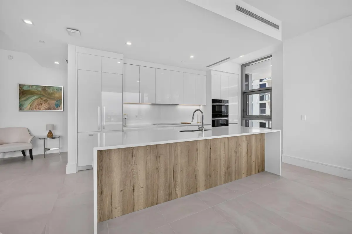 22-web-or-mls-5D1A9122 at 220 Lake Shore Drive 1702, Lake Park