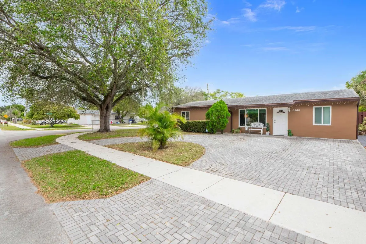 SFHouse, corner at 6500 SW 16th Court, North Lauderdale