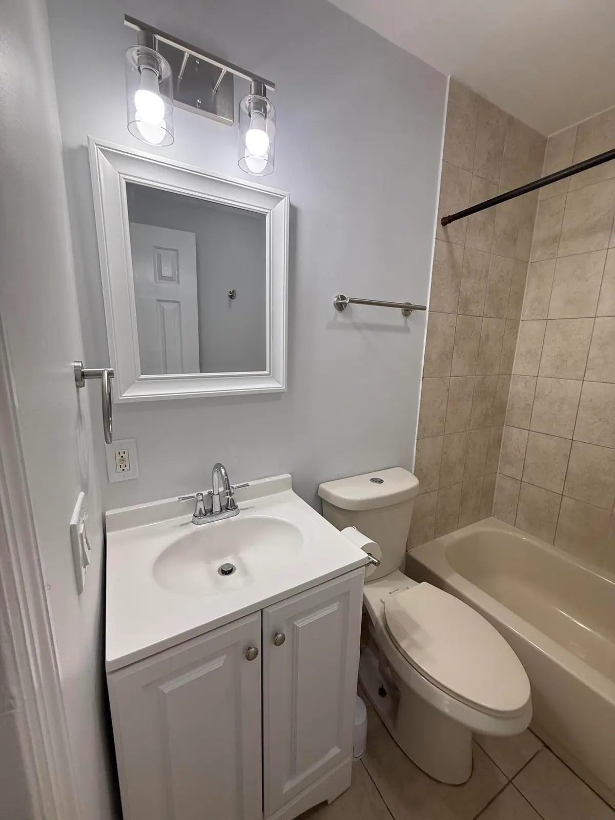 Hall bath at 3830 DAVIS Road, Palm Springs