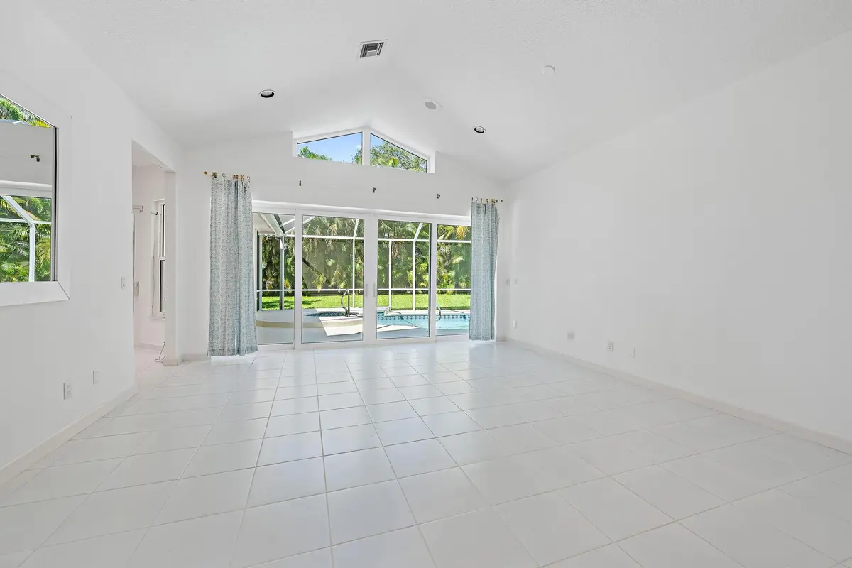 Living at 18504 SE Heritage Oaks Lane, Jupiter