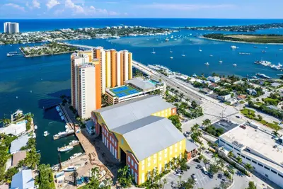 2640 Lake Shore Drive 711, Riviera Beach – Condominium for rent
