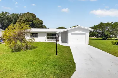 105 NW 8TH Place, Boynton Beach – Single Family Residence for sale
