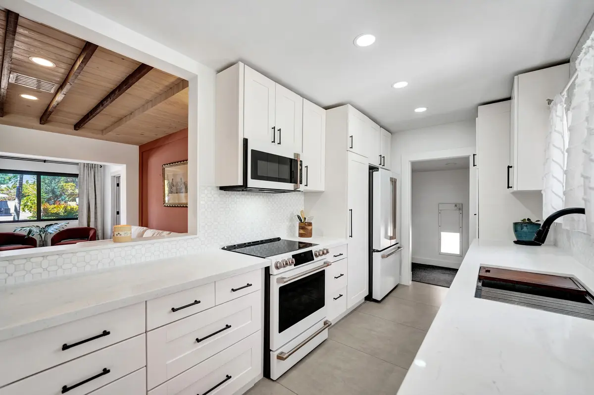 8-kitchen pass through to living DSC0008 at 1424 NE 16TH Avenue, Fort Lauderdale