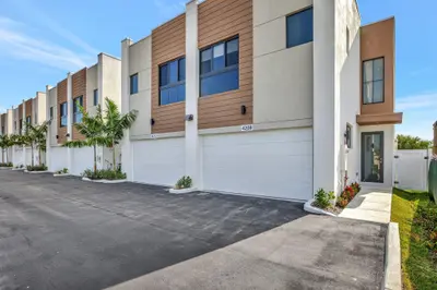 4208 NE 7TH Terrace, Oakland Park – Townhouse for sale