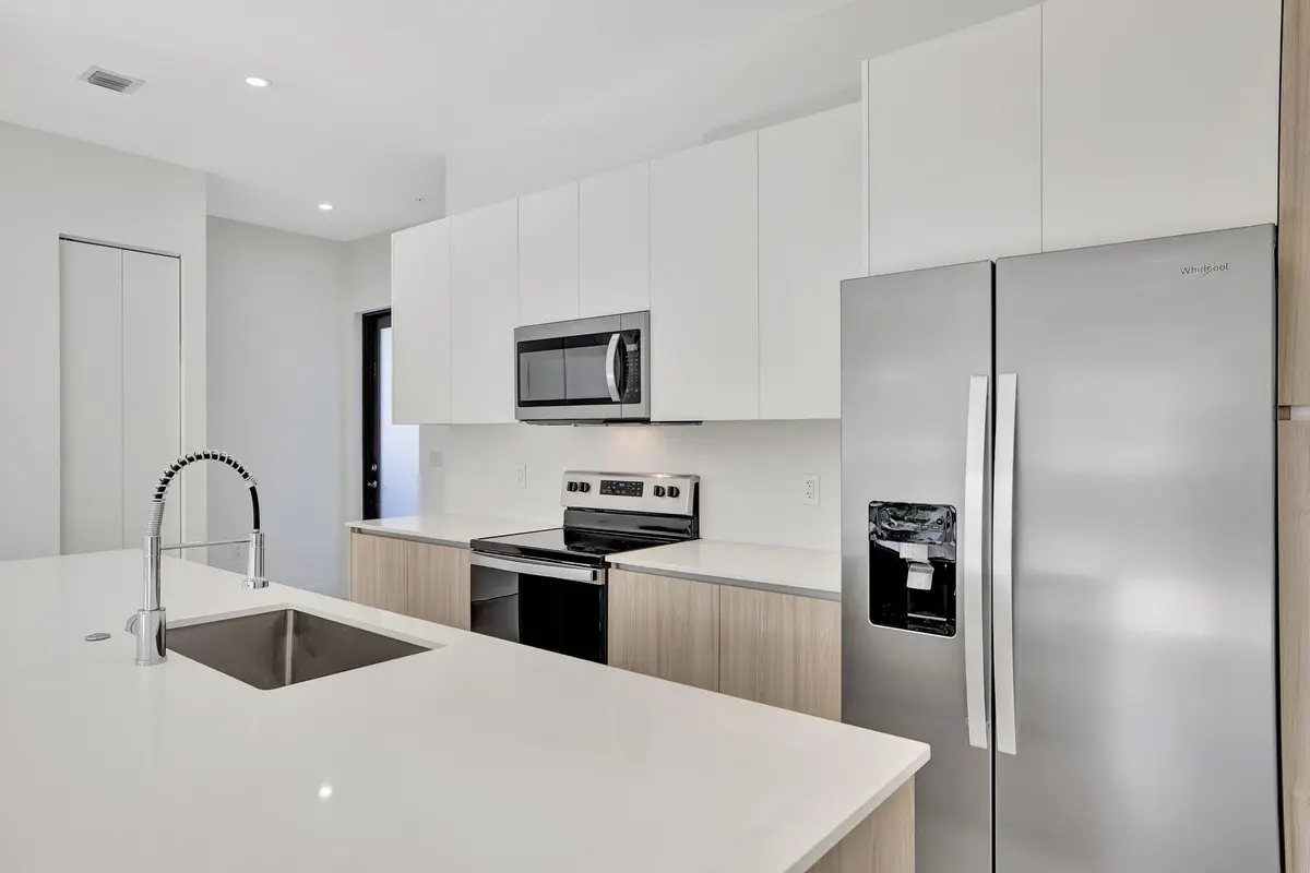 Photo 3 at 4208 NE 7TH Terrace, Oakland Park