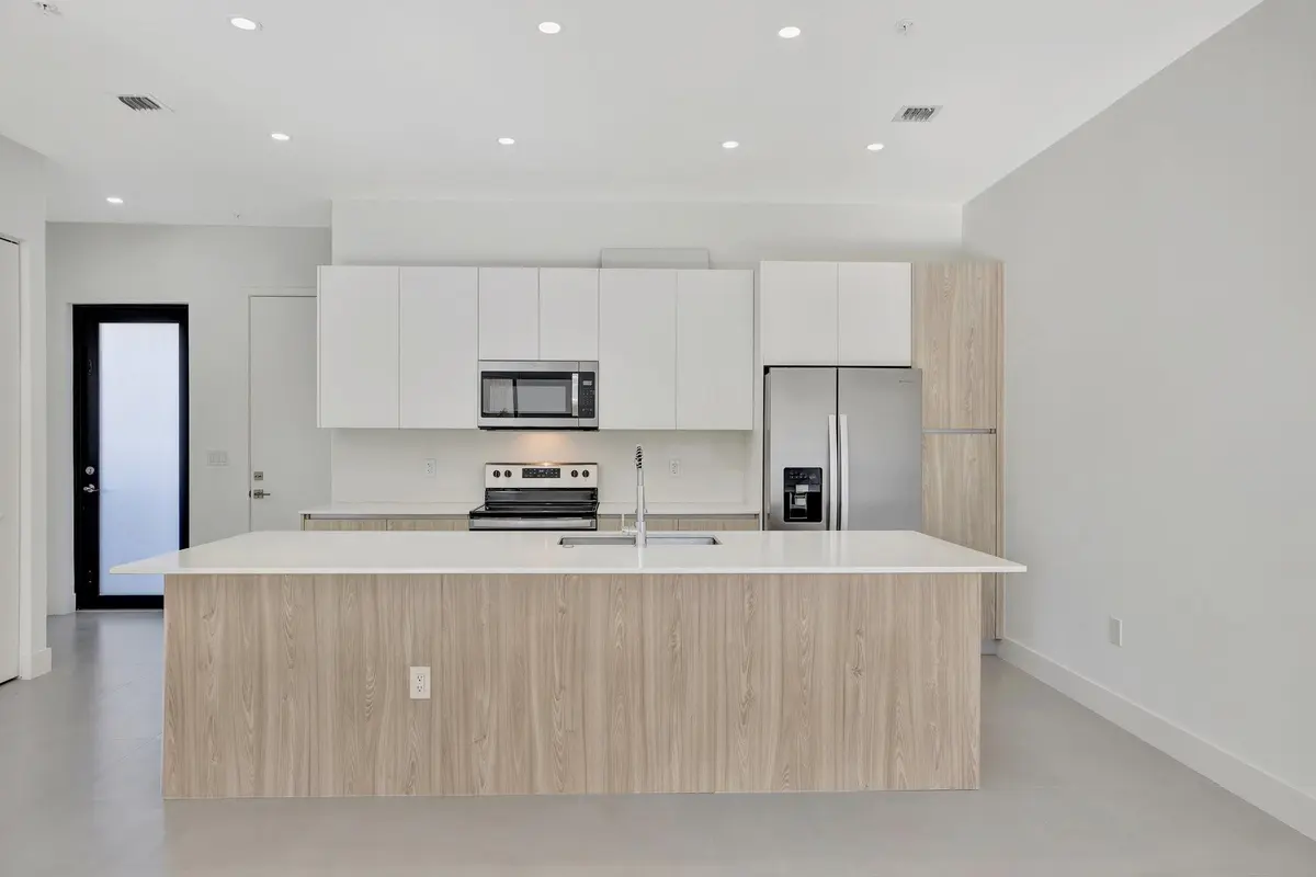 Photo 4 at 4208 NE 7TH Terrace, Oakland Park