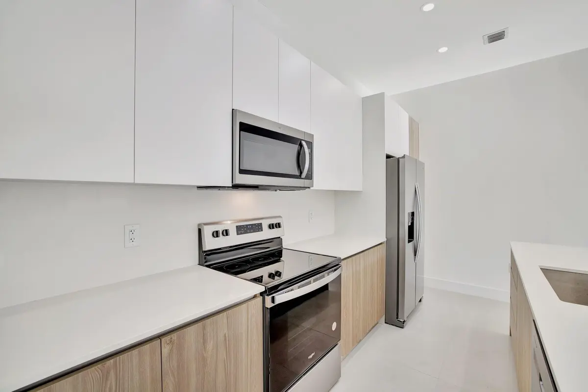 Photo 6 at 4208 NE 7TH Terrace, Oakland Park