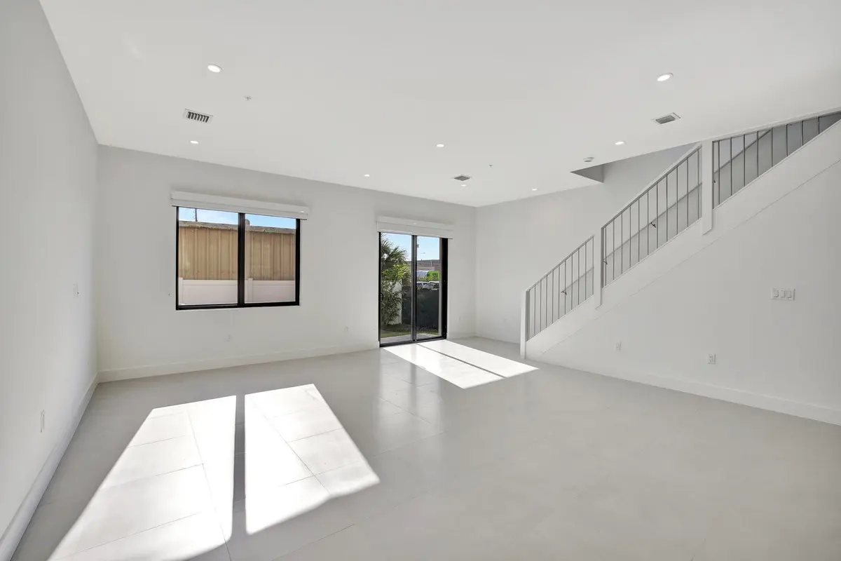 Photo 8 at 4208 NE 7TH Terrace, Oakland Park