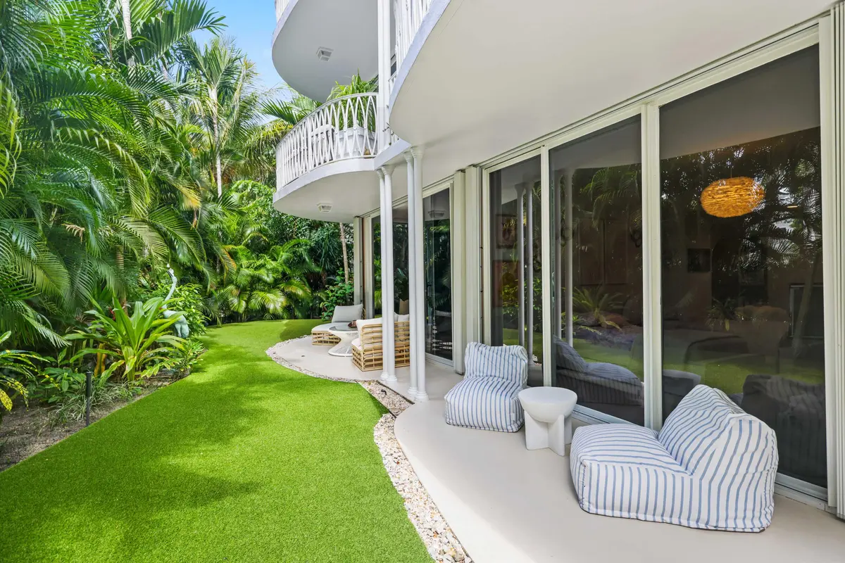 Covered Loggia at 429 Australian Avenue 3, Palm Beach