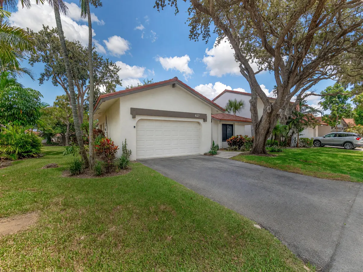 Front Home at 627 Hollows Circle, Deerfield Beach