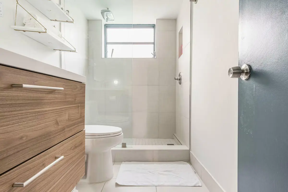 2404 bathroom at 2404 NE 33RD Avenue 4, Fort Lauderdale