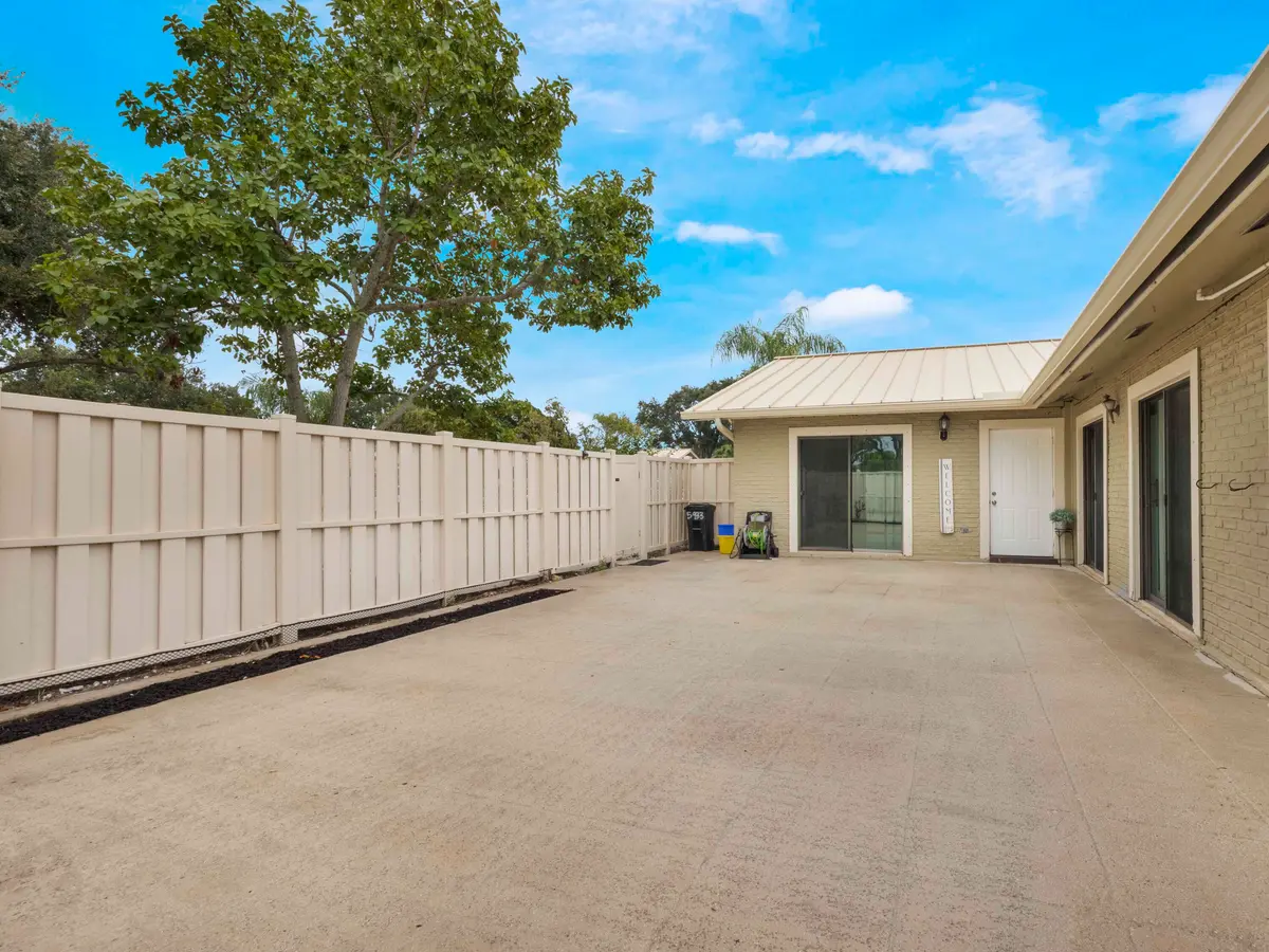 Courtyard 2 at 5933 GOLDEN EAGLE Circle, Palm Beach Gardens