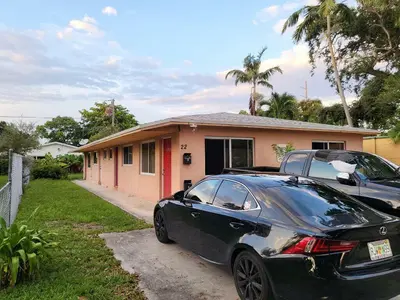 22 SW 9TH Street 1-2, Hallandale Beach – sold