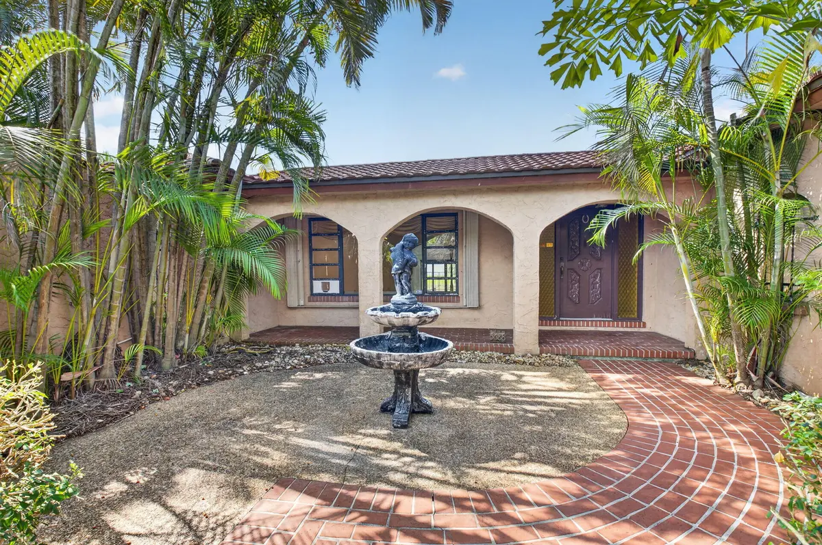 Courtyard at 5688 WIND DRIFT Lane, Boca Raton