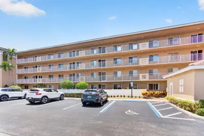 5746 CRYSTAL SHORES Drive 303, Boynton Beach – Condominium for sale