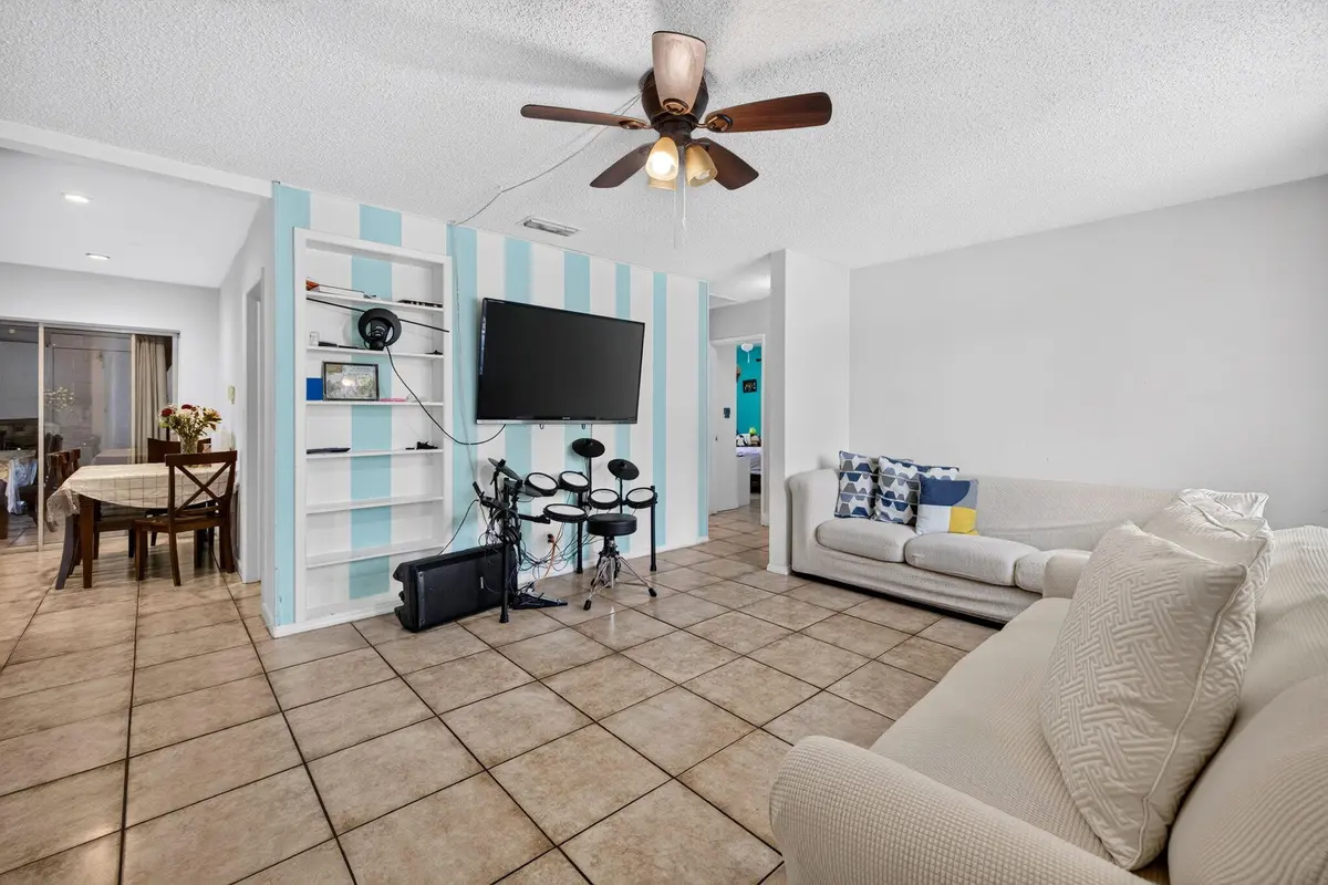 5-web-or-mls-699A9571 at 1501 NW 41ST Street, Oakland Park