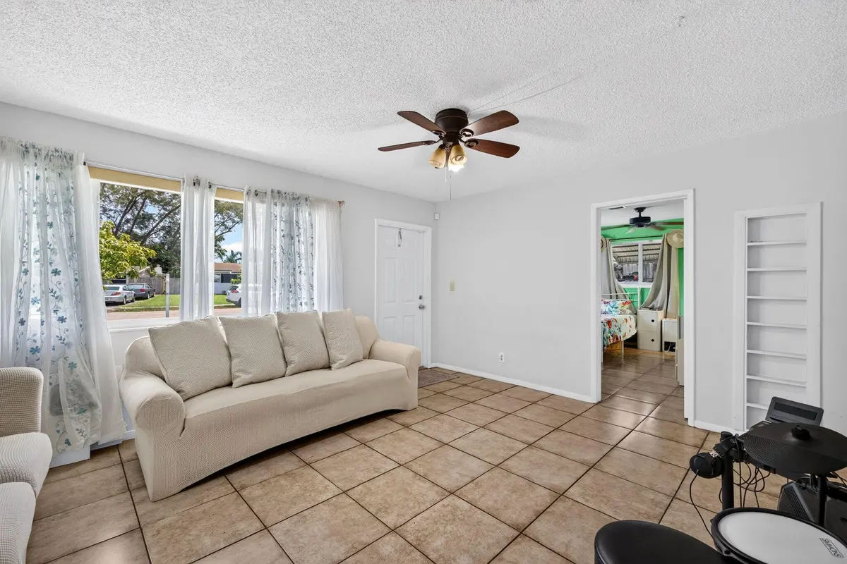 7-web-or-mls-699A9581 at 1501 NW 41ST Street, Oakland Park
