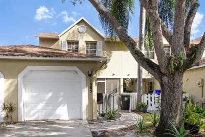 1905 MAPLEWOOD Drive, Greenacres – Townhouse for sale
