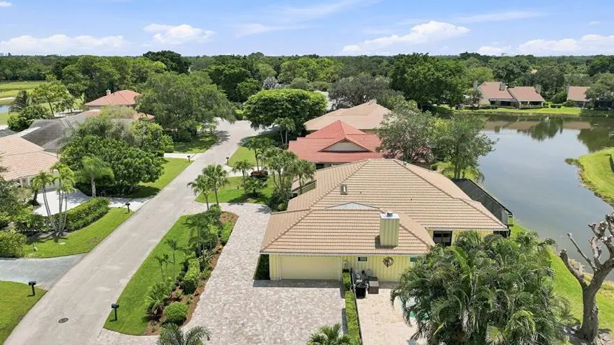 Double Car Garage & Parking for 8 at 1 WYCLIFF Road, Palm Beach Gardens