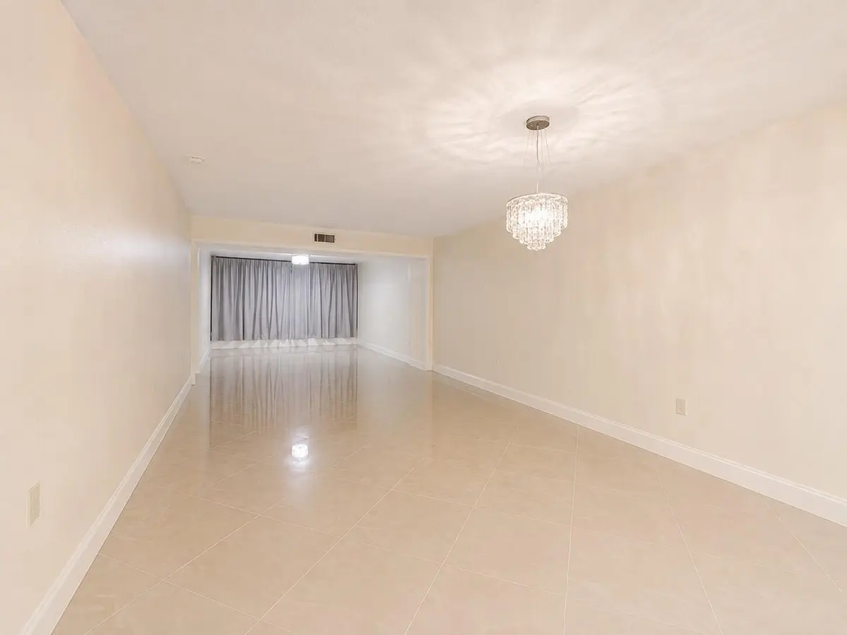Dining and living at 3516 Whitehall Drive 105, West Palm Beach