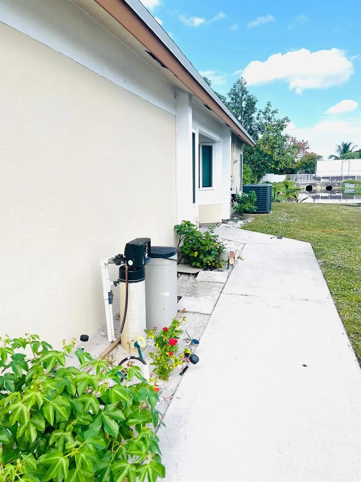 Photo 2 at 838 E PALM RUN Drive, North Lauderdale