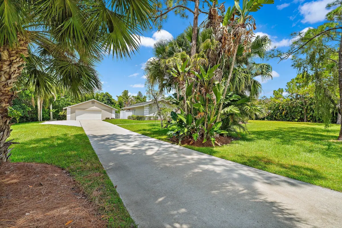 Long driveway at 15315 78TH Drive, Palm Beach Gardens
