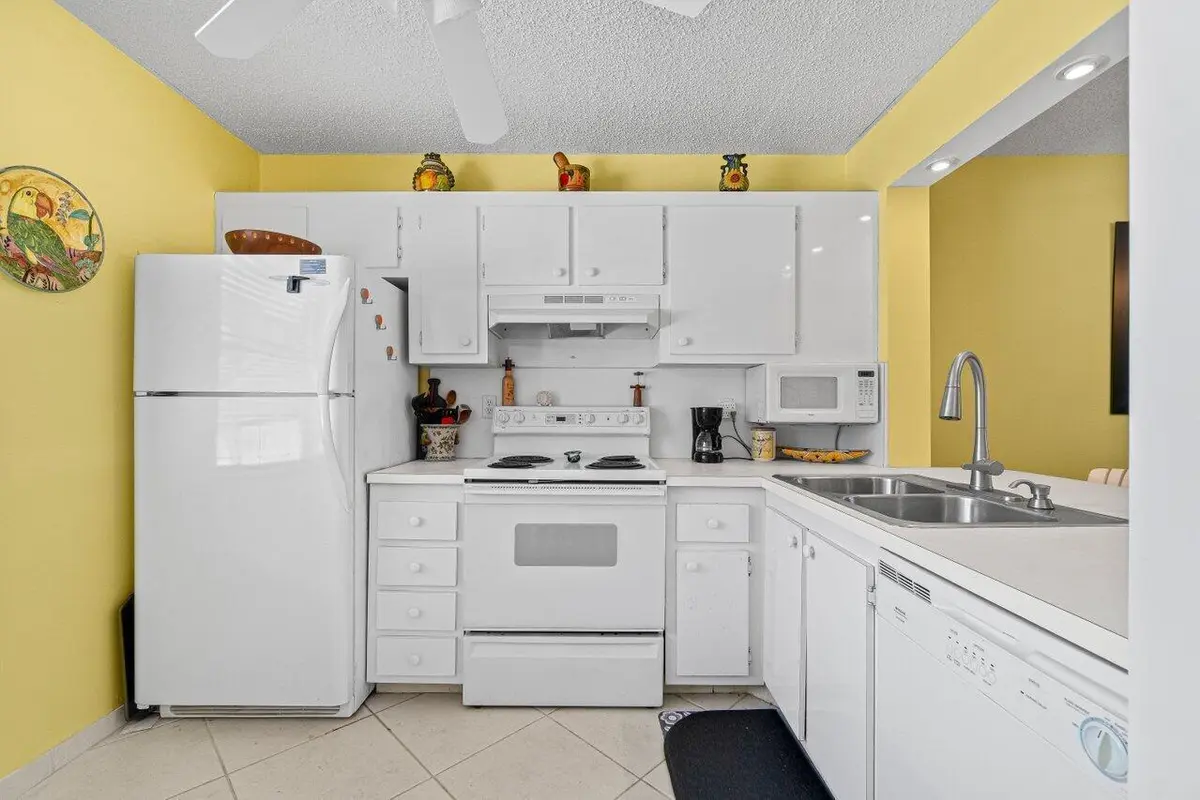 KITCHEN at 911 Gardenia Drive 249, Delray Beach