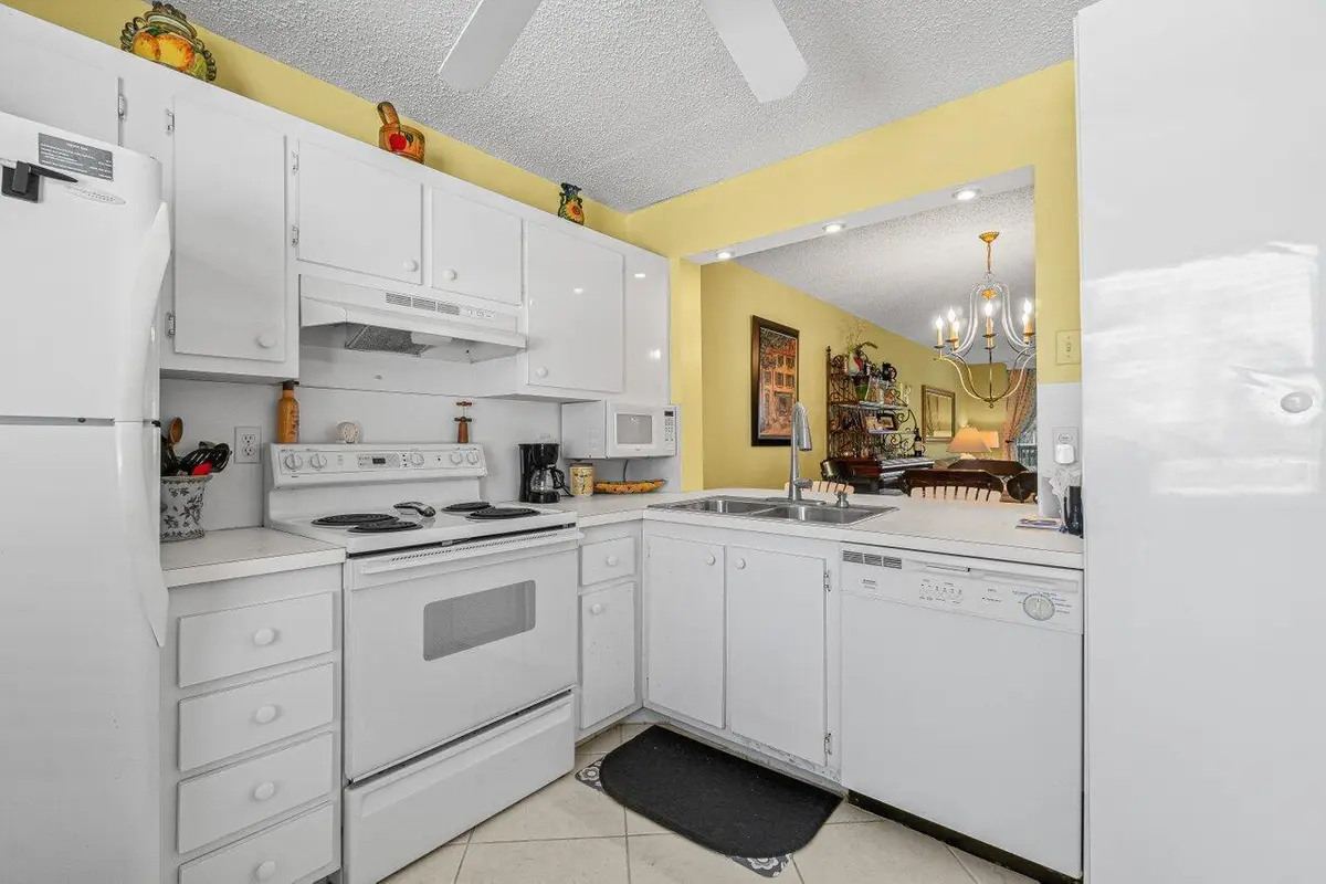 KITCHEN at 911 Gardenia Drive 249, Delray Beach