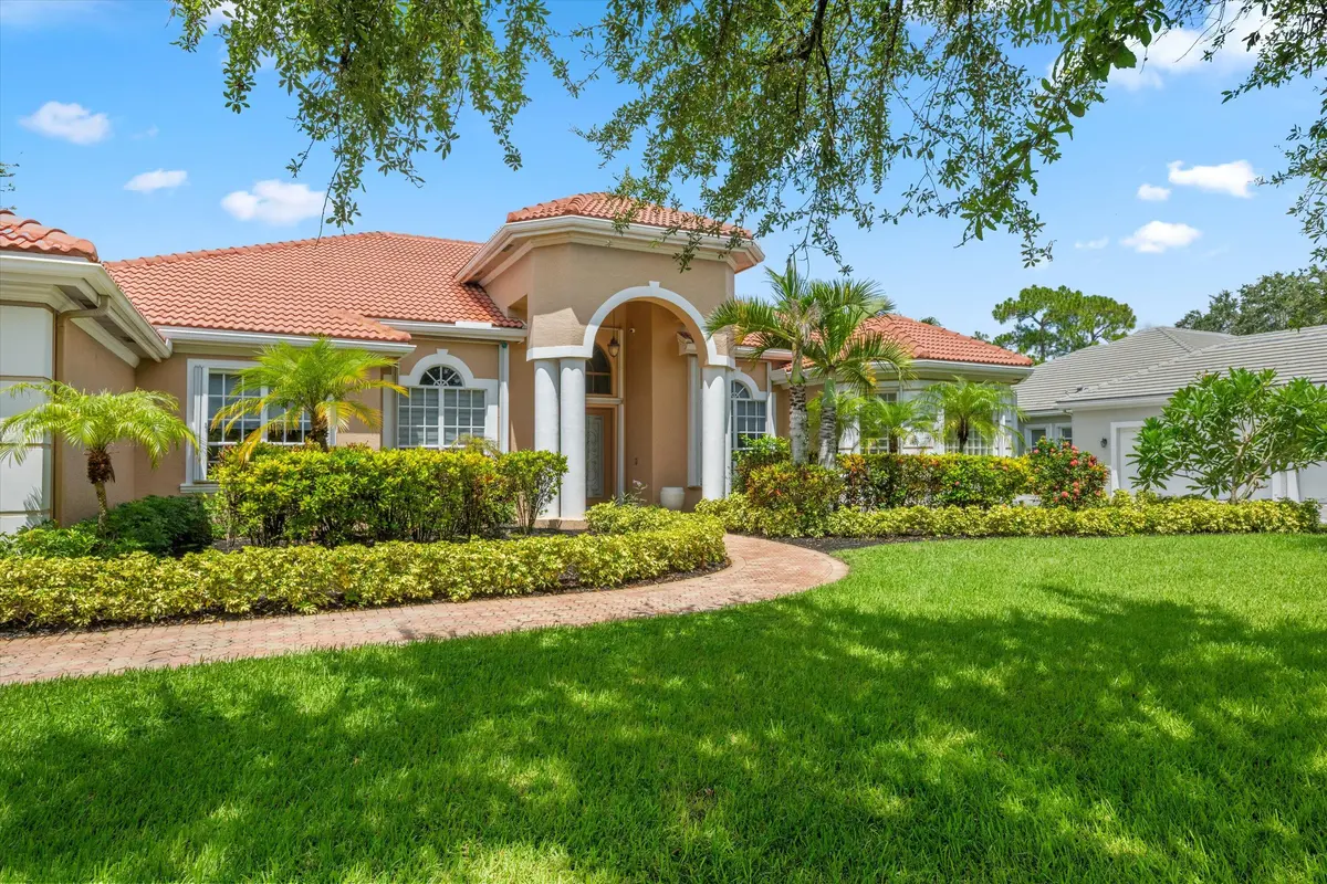 Front Lawn at 893 FOREST GLEN Lane, Wellington