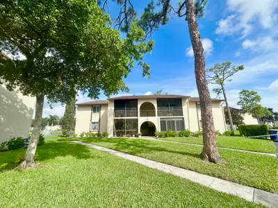 131 LAKE PINE Circle D-1, Greenacres – sold
