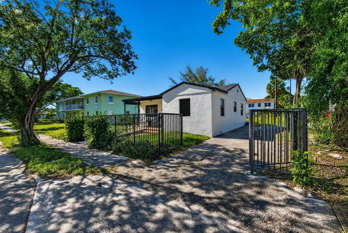 Gated driveway at 509 20TH Street, West Palm Beach