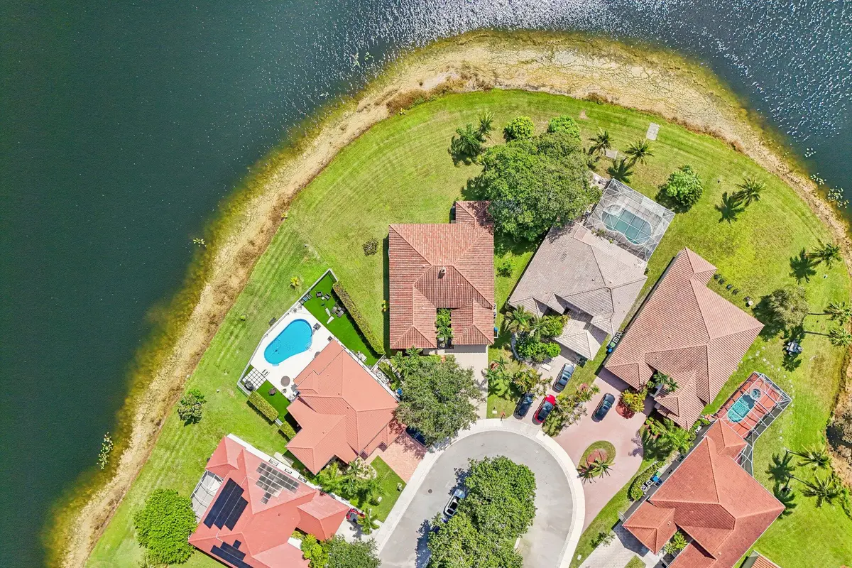 61-web-or-mls-Heritage Dr-S1408-061 at 762 Heritage Drive, Weston