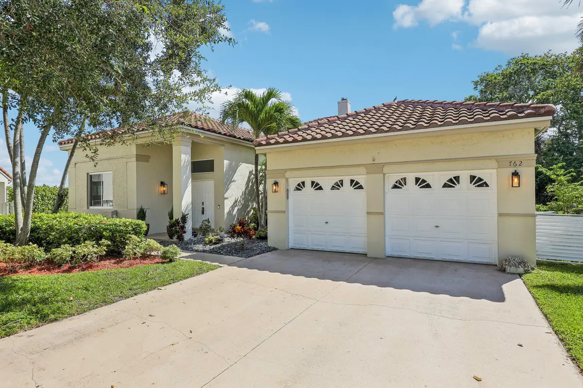 1-web-or-mls-Heritage Dr-S1408-001 at 762 Heritage Drive, Weston