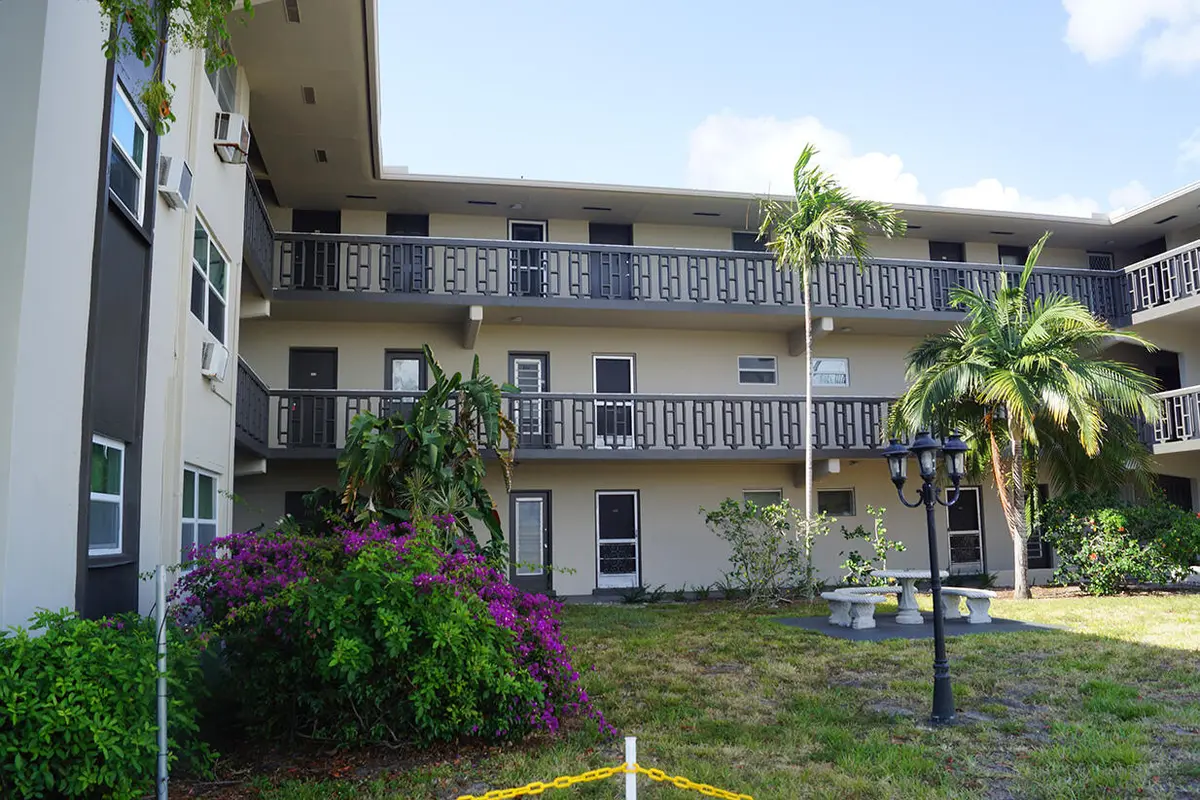 building at 1250 E SAMPLE Road 303, Pompano Beach