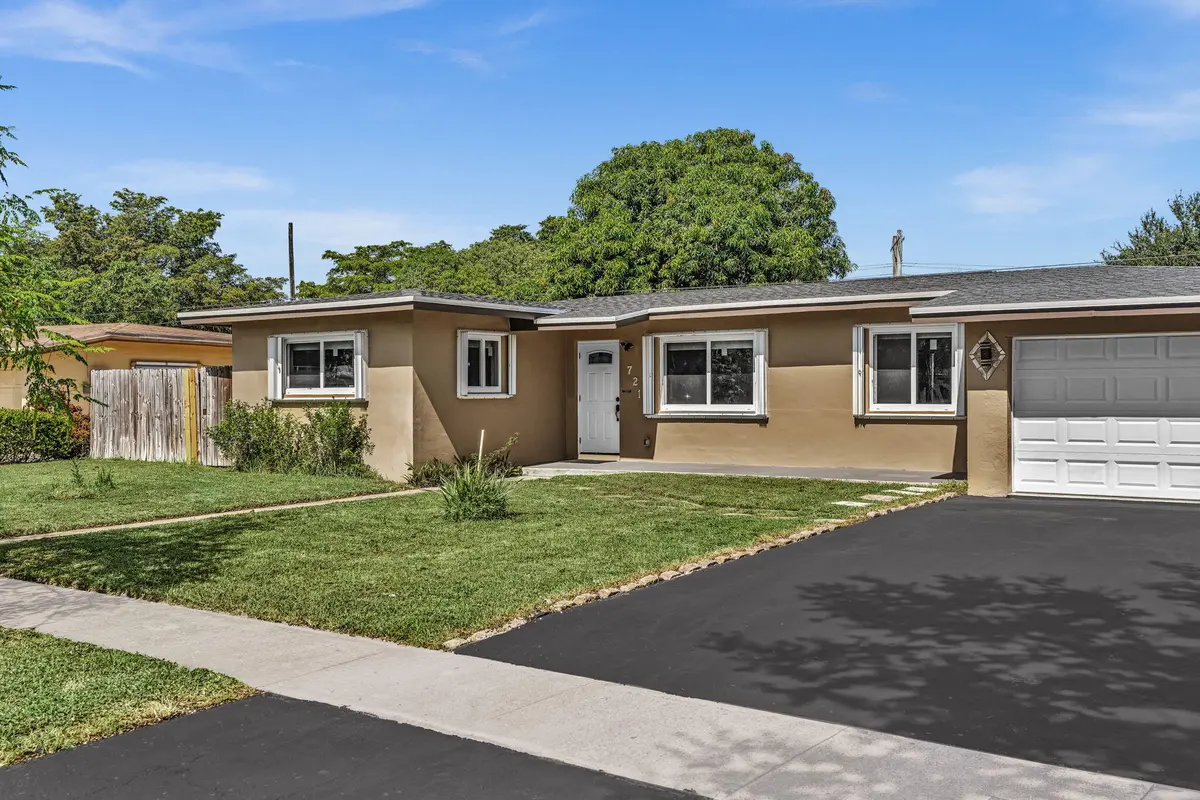 Front view at 721 FAIRWAY Drive, Plantation