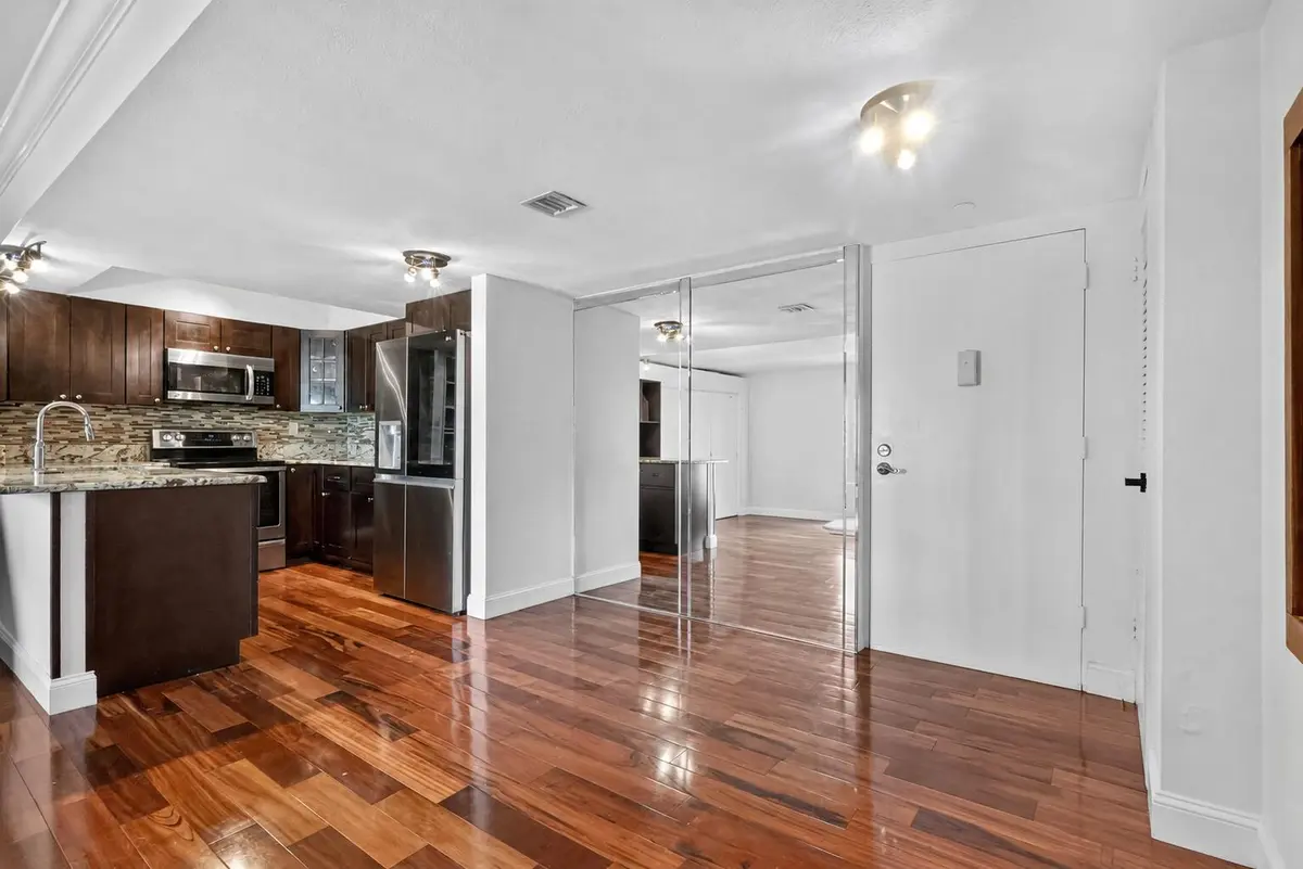AI-Generated Defurnished Image at 1501 S FLAGLER Drive 4B, West Palm Beach
