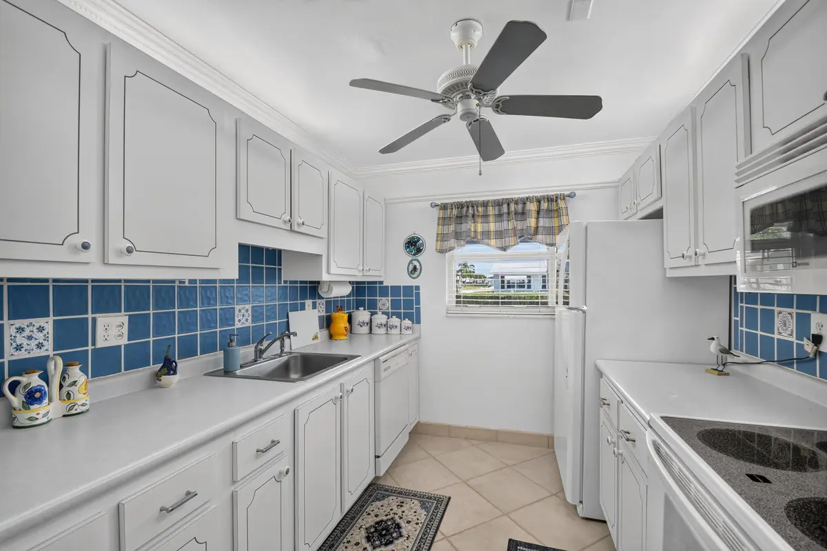 7-web-or-mls-DSC_9692 at 701 SW LAKE Court 109, Boynton Beach
