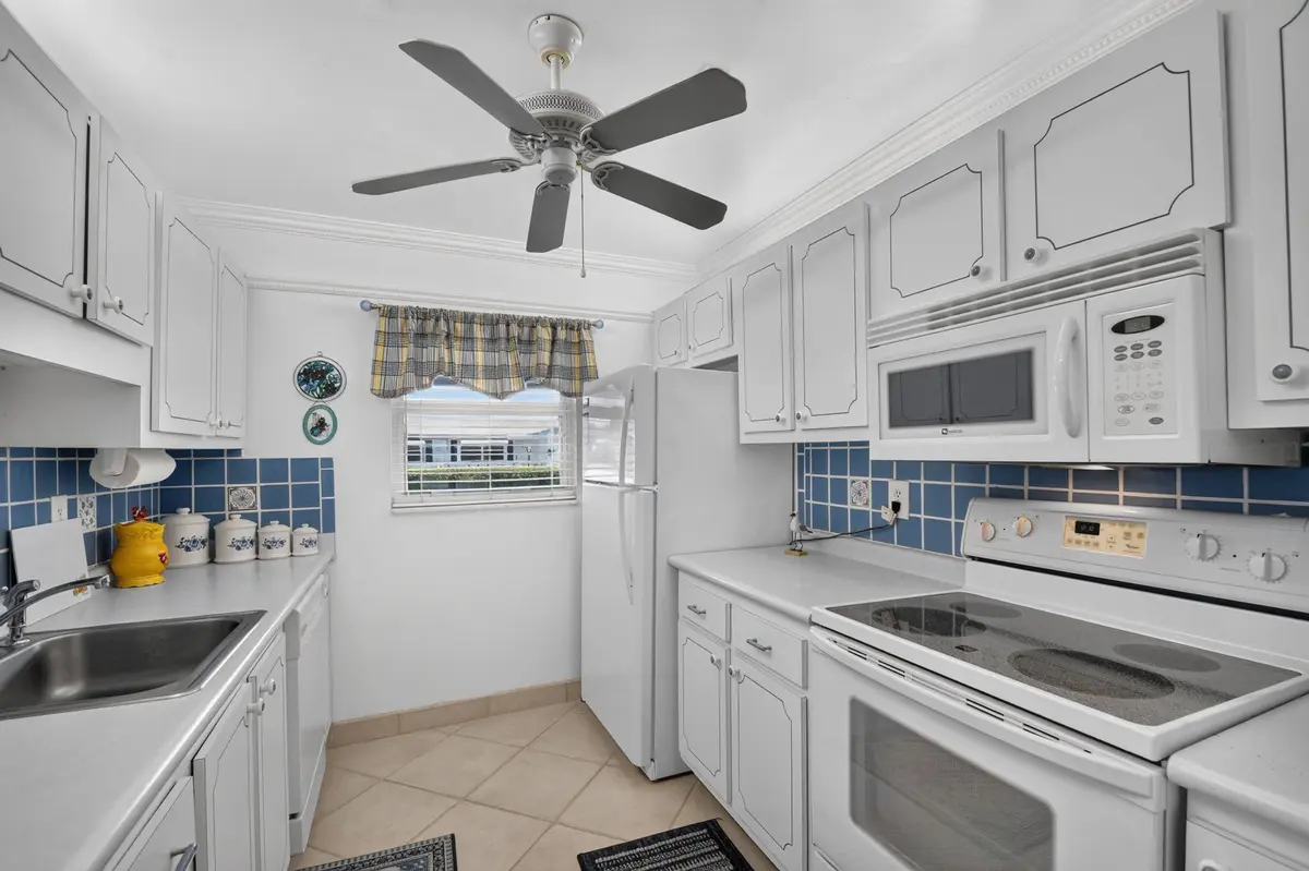 8-web-or-mls-DSC_9696 at 701 SW LAKE Court 109, Boynton Beach
