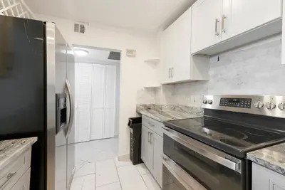 3800 N HILLS Drive 402, Hollywood – Condominium for rent