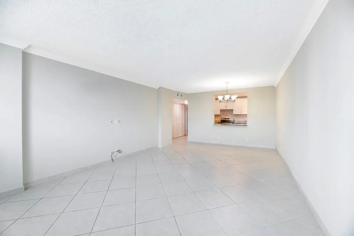 Photo 5 at 3800 N HILLS Drive 402, Hollywood