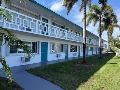 2204 Lake Osborne Drive 5, Lake Worth Beach – Condominium for sale