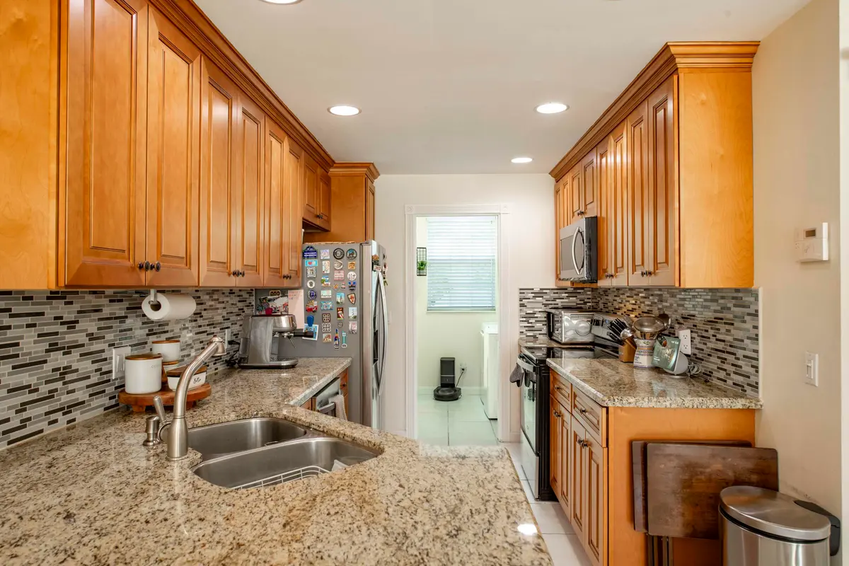 kitchen at 154 SANTA BARBARA Way, Palm Beach Gardens