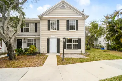 110 OLD ENGLISH Court, Jupiter – Townhouse for sale