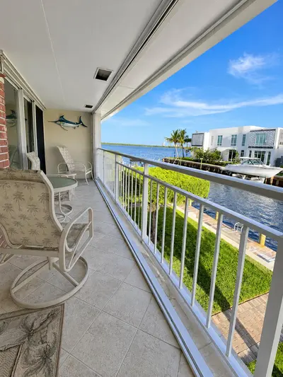 68 YACHT CLUB Drive 22, North Palm Beach – Condominium for rent