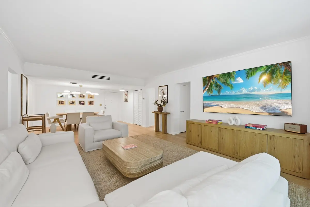 LOUNGE at 226 Brazilian Avenue 2b, Palm Beach