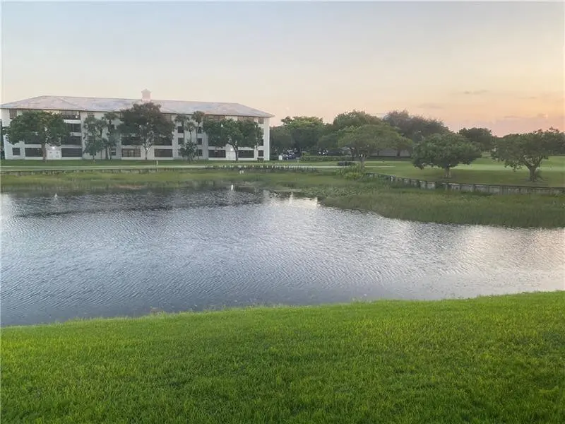 Photo 2 at 1520 WHITEHALL Drive 202, Davie