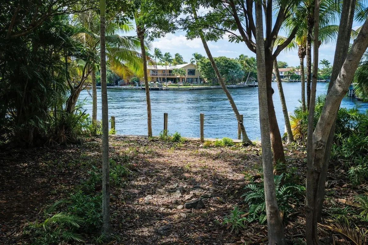 Photo 4 at 2405 MIDDLE RIVER Drive, Fort Lauderdale